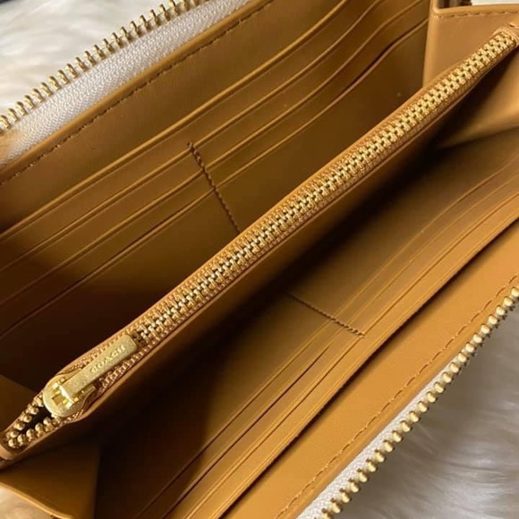 💰SOLD - 76273 - Coach Zip Wallet with Quilting - Picture 6 of 8